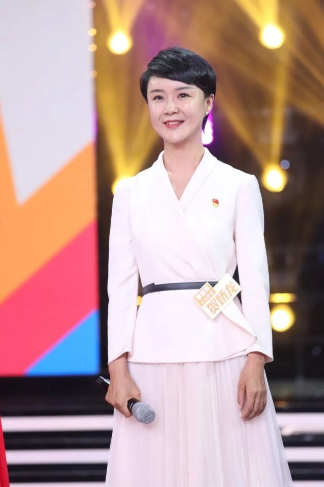 阿里木江·阿迪力共同组成多彩新疆推荐团登上昨天一期《天天向上》的