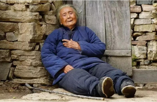 68岁老人坦言:晚年进养老院的生活凄惨,只因社会处处都是坑