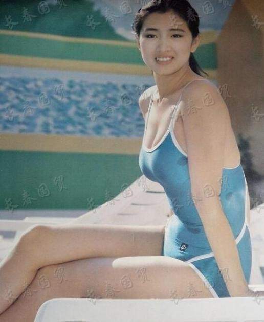巩俐20岁泳装照曝光,素颜出镜犹显青涩,紧身泳衣更显凹凸身形