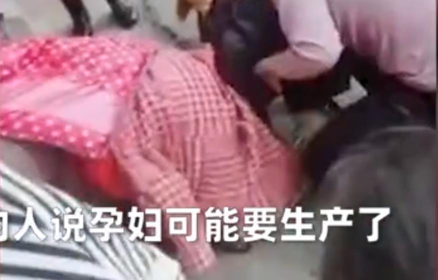 河南一孕妇双腿发软倒在路边,身边无家人,路人自发围起临时产房