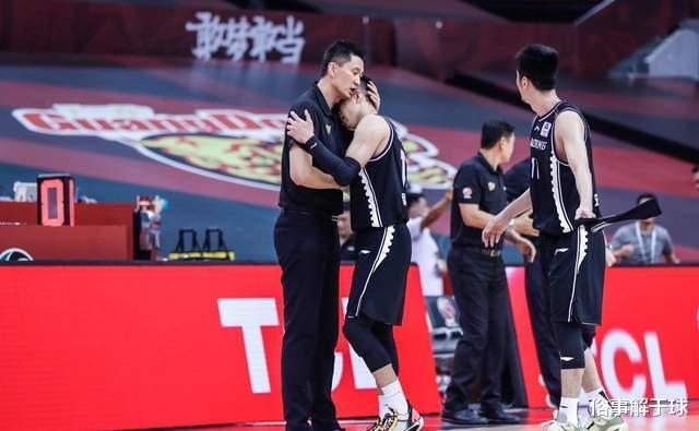 泪目杜锋安慰痛哭的郭艾伦赵睿穿马尚球衣领奖杨鸣鼓掌祝贺