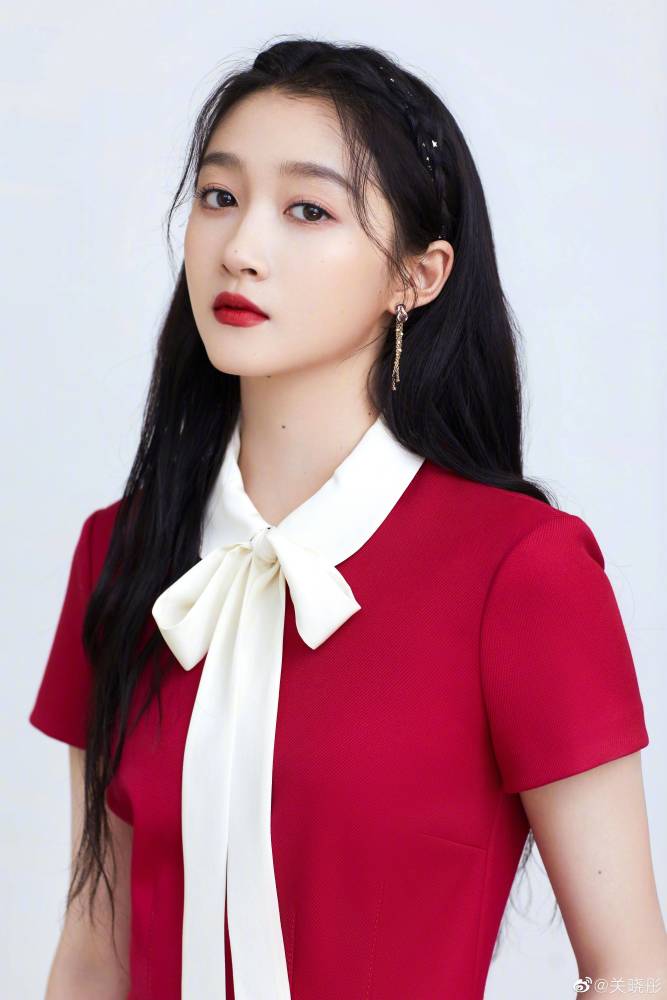 五四晚会女明星造型大赏,迪丽热巴双马尾侧编发可爱,杨紫再穿公主裙
