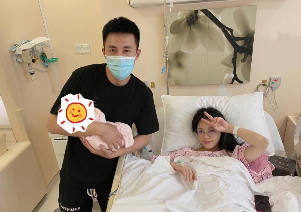 原来怀孕也能这么美,王灿挺着大肚子也能很时尚,怪不得能迷住杜淳