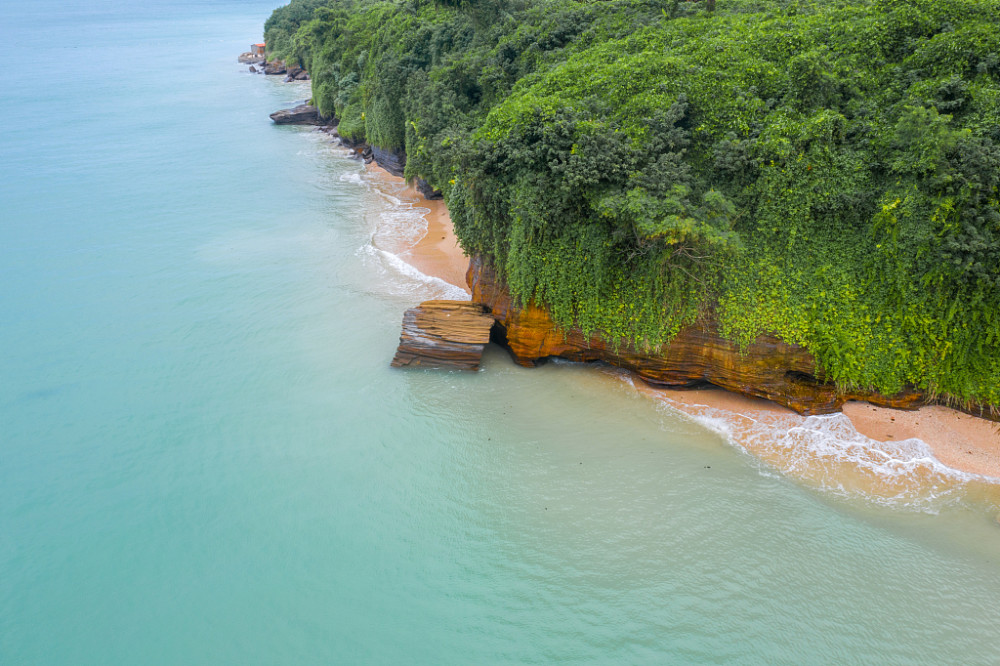 广西北海:终年23°c的涠洲岛,海浪温柔,静谧美丽,相对于玩,这里更适合