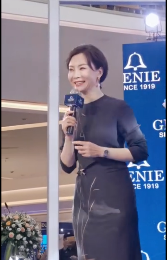 陈数现身活动捞金,穿紧身裙腹部赘肉横生,不修图脸也有皱纹!