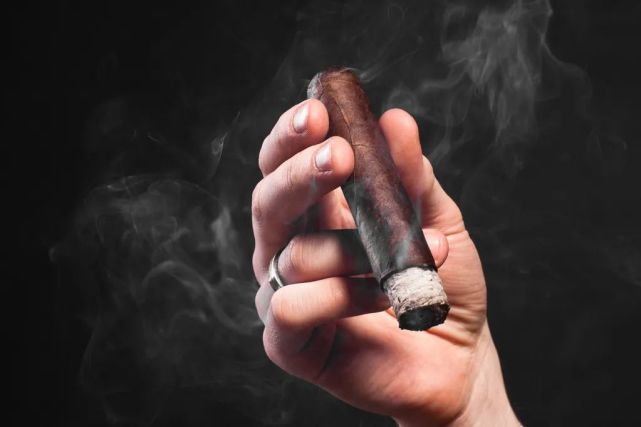 抽烟时吐出的烟雾中有哪些成分?经常抽烟的人,易引起哪些病症?