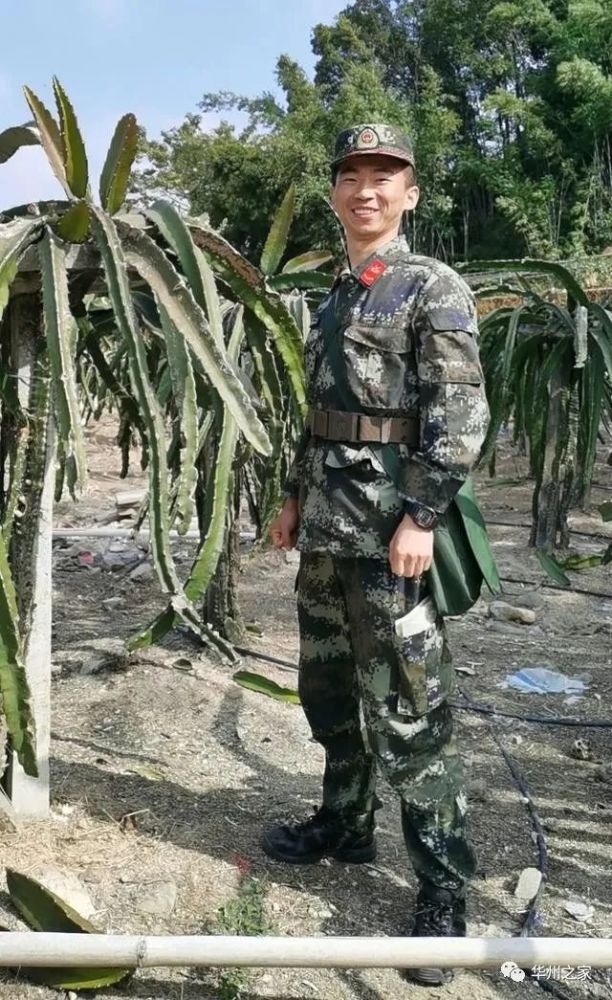 华山上发生的一幕美女向正在执勤的武警兵哥哥求婚