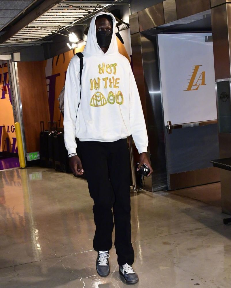 今日nba球员入场穿搭,各种风格应有尽有.