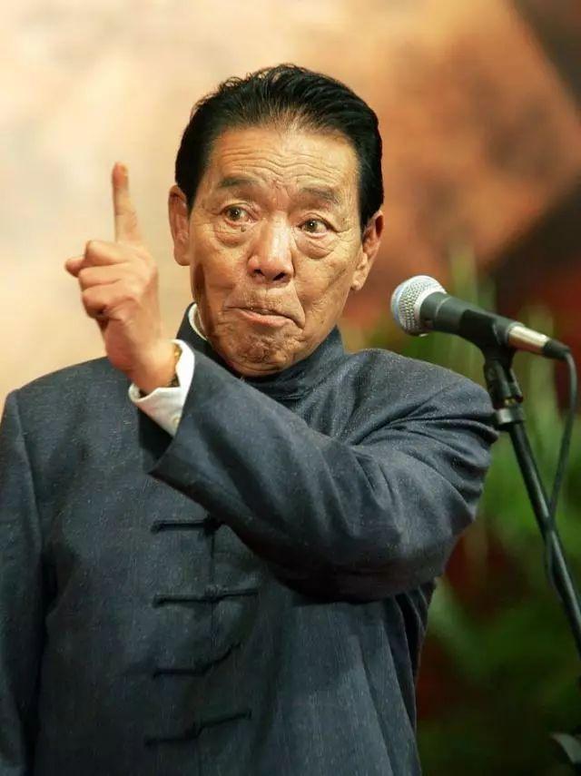 单田芳墓碑上只有6个字,却写满了心酸和感动