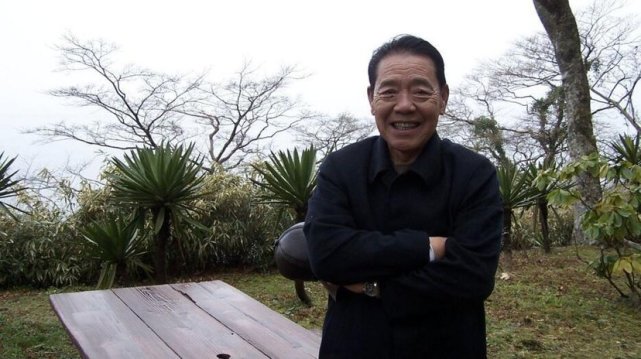 单田芳墓碑上只有6个字,却写满了心酸和感动