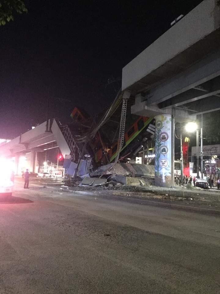 当地时间5月3日,墨西哥首都地铁12号线发生地面轨道桥体垮塌事故
