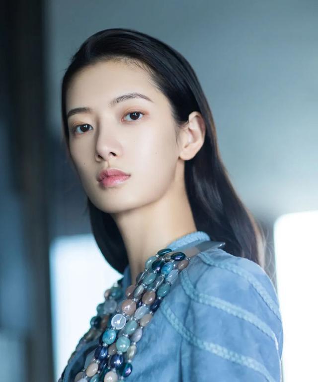 项偞婧出身在杭州,天生带着江南女子的清丽感.