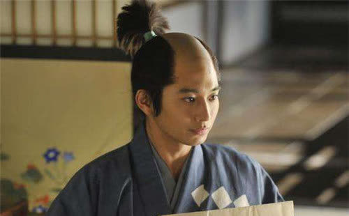 日本武士最爱的月代头宛如秃顶男子为何还特意将中间头发扒光