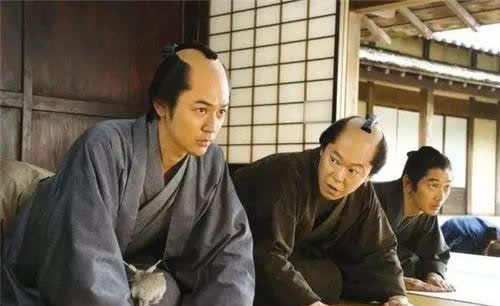 日本武士最爱的月代头,宛如秃顶男子,为何还特意将中间头发扒光