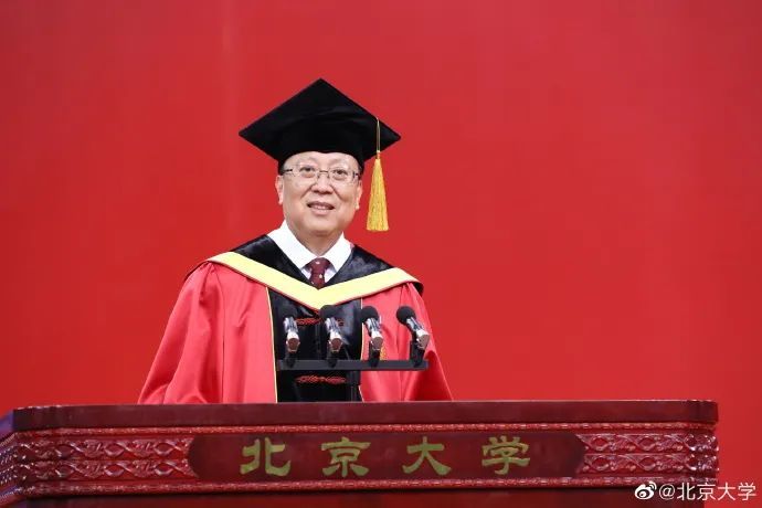 北大123周年校庆,为2020届补授学位,现场惊喜求婚,甜哭众位同学