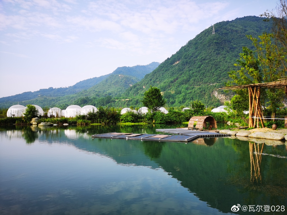 湖边有 网红气泡民宿,还有 现成的露营地.坐拥360°山野景色,美呆了