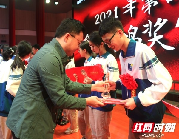 让奋斗成为青春最亮的底色 湘钢一中为高三学子举办成人礼(图)