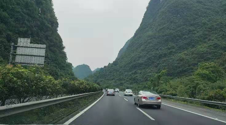 g65包茂高速高田路段桂林往广东方向车流 逐渐增多▽