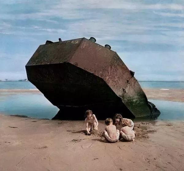 1947年,法国儿童在诺曼底登陆残骸下玩耍.
