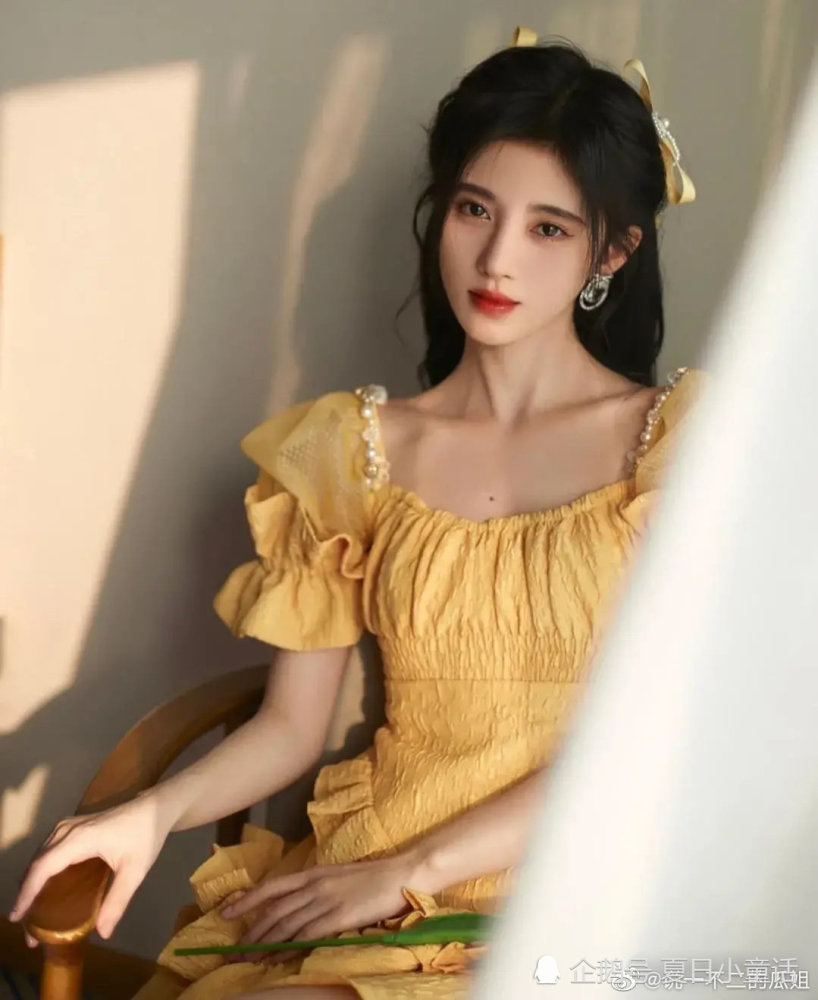 鞠婧祎黄色珍珠泡泡袖公主裙