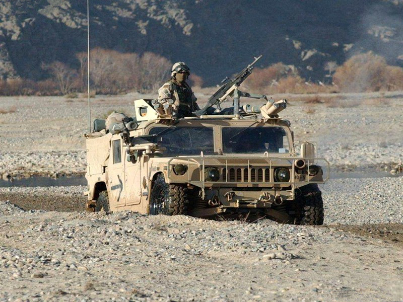 军用"悍马"装甲车:在江湖上无人不知,美军为何弃之不用?