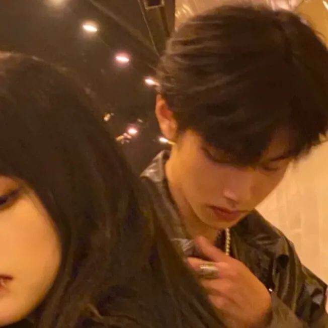 真人情头:这个世界上都是自顾不暇的人,能顾及你情绪的人实在难得