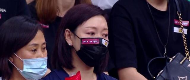 张镇麟的妈妈王芳不雅之举上了热搜胡明轩的漂亮妈妈太温柔了