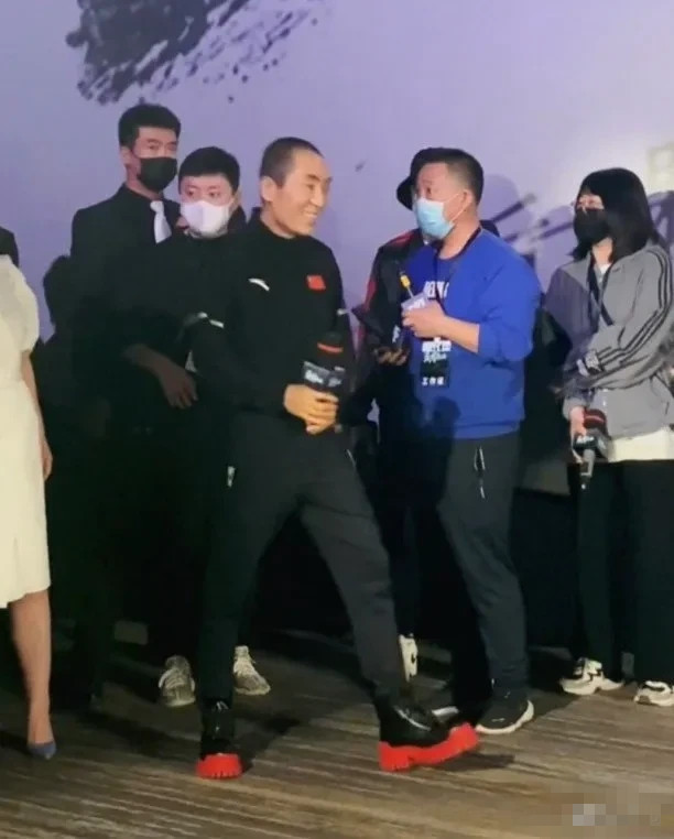 《悬崖之上》发布会,张艺谋穿10公分恨天高秒杀于和伟朱亚文张译成