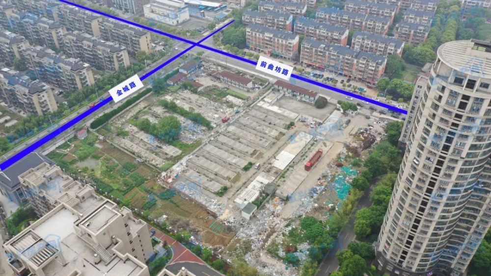 项目基地位于宜兴市前曲坊路与金城路交叉口, 从航拍图中可以看到项目