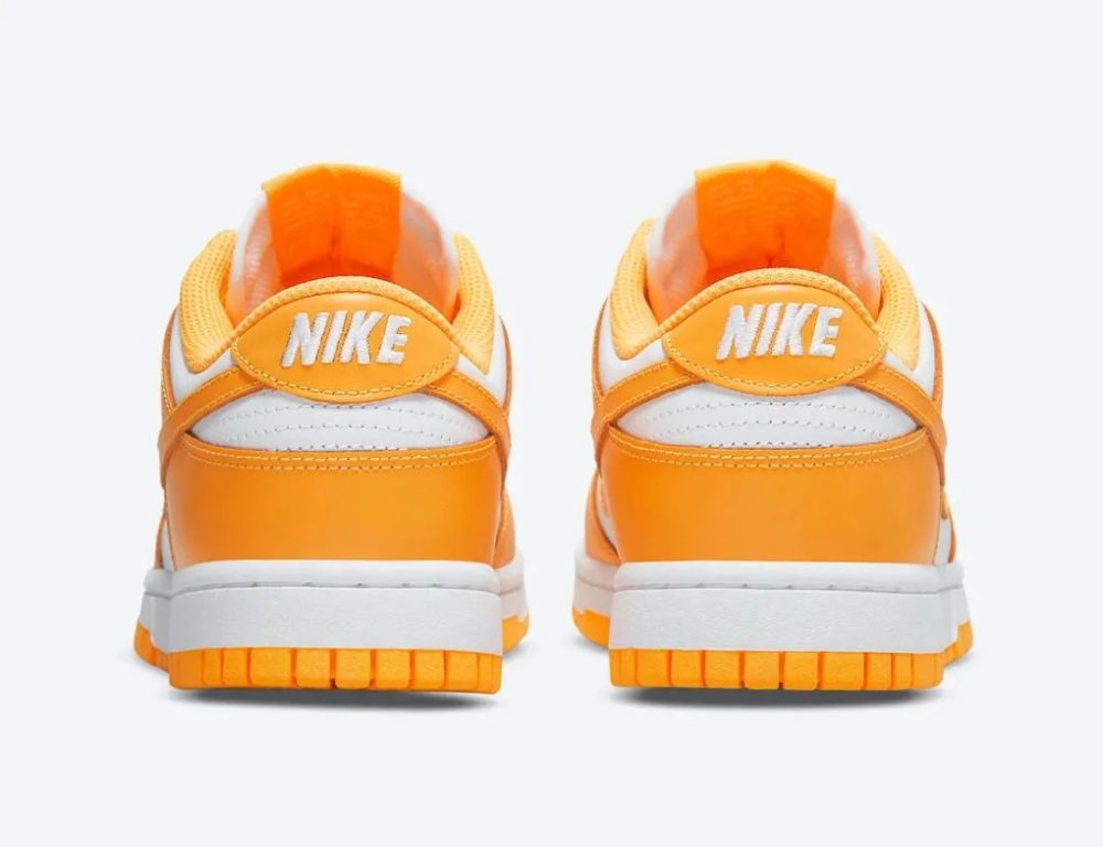 这款nike dunk low 鞋身采用白色皮革制成,并配有激光感橙色覆盖层.