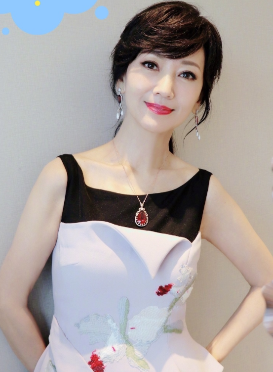赵雅芝终于不扮嫩,离开了10级美颜滤镜:这次变回"老奶奶"