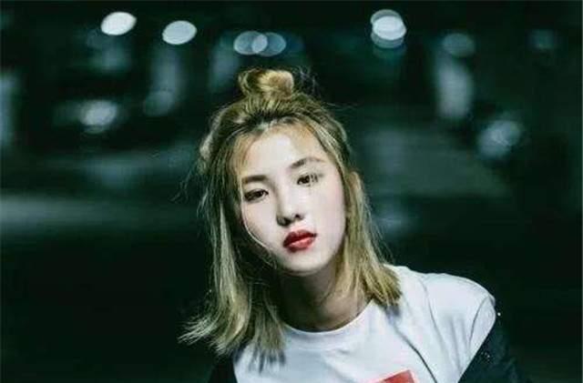 刘思琦每月花费过万16岁还要家人喂饭如今完成华丽蜕变