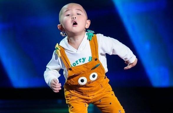 查看更多图片 >张峻豪5岁就出名了,并且还成功登上央视春晚的舞台