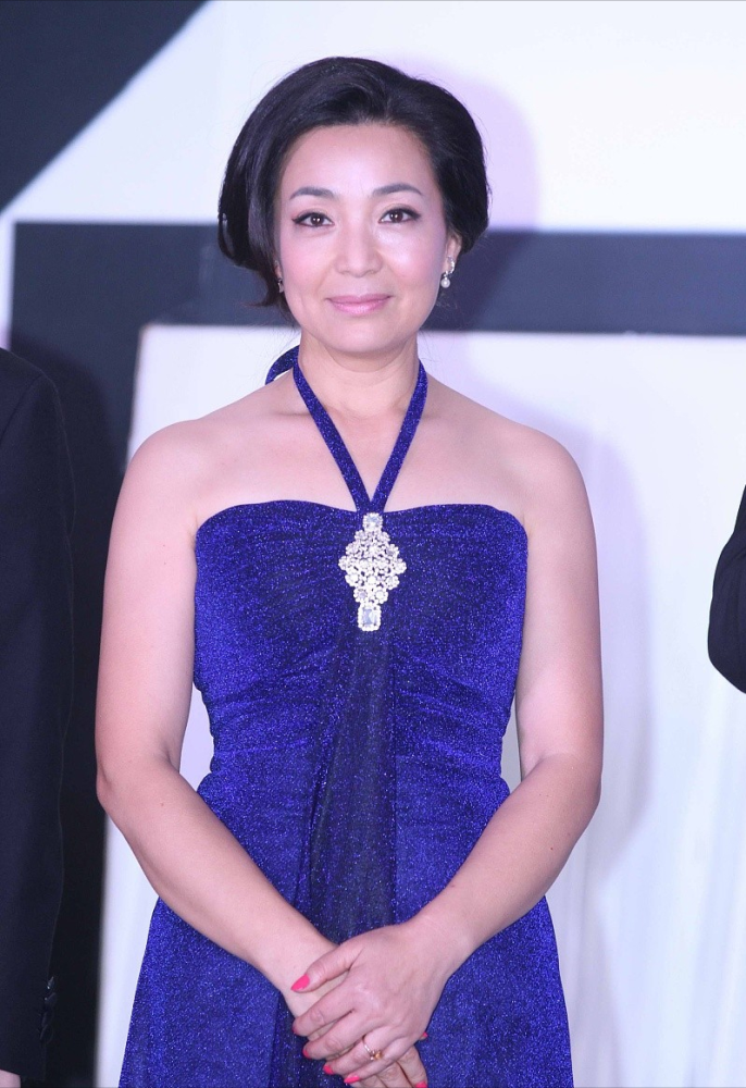 戴春荣自带皇后娘娘气势穿礼服裙贵气又优雅倍有阔太太范