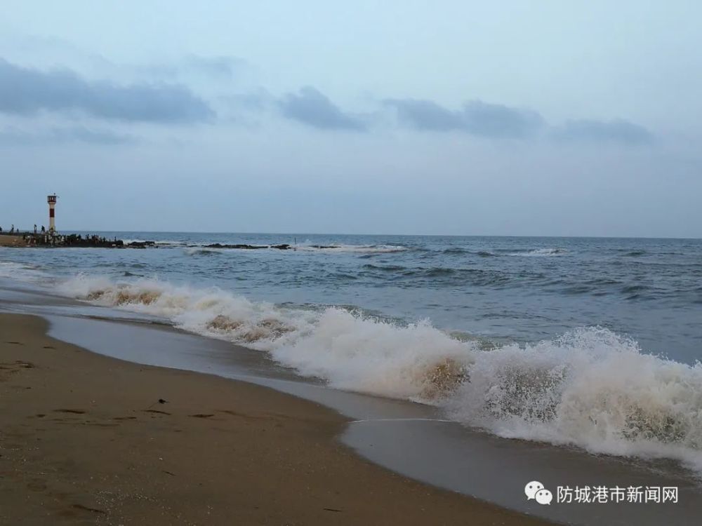 防城港:6名游客被海浪卷出百米外,结果