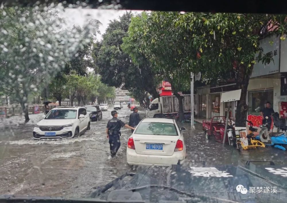 湛江:暴雨红色预警 遂溪特警交警暴雨中为民护航