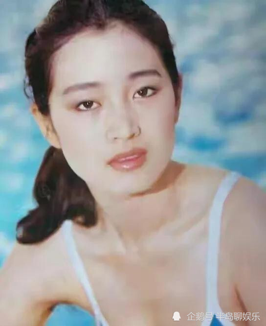 巩俐30年前泳装照曝光,长相清纯身材傲人,气质丝毫不输当代年轻女星
