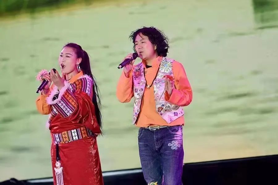 云丹久美 藏族歌手云丹久美以一首《臧家乐》开场 平实的歌曲中透露