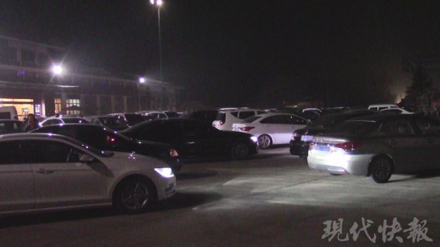 货车司机组团高速停车睡觉 数百车辆被堵服务