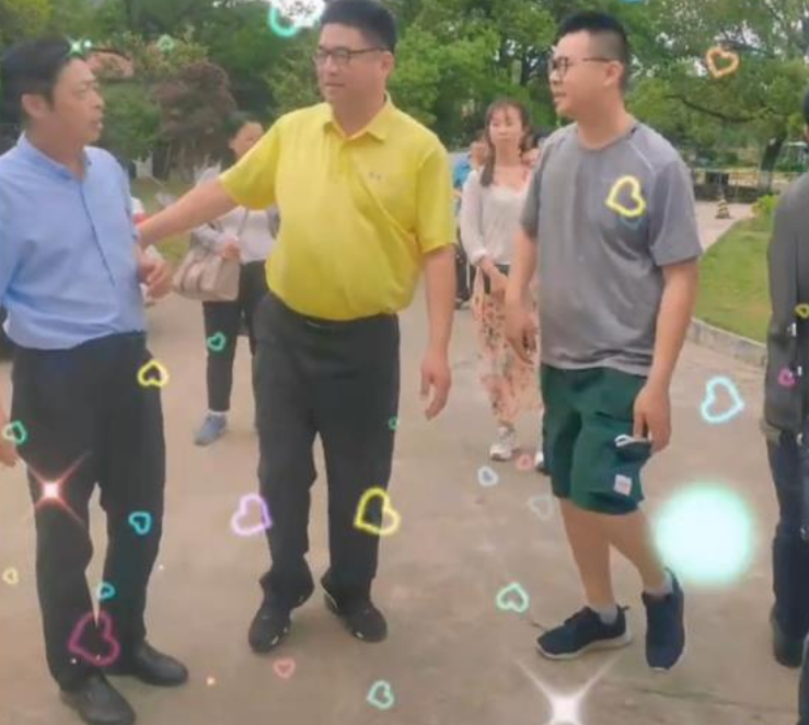 郭威北海舅舅首次露面,和郭威一个模子刻出来,网友直呼真像