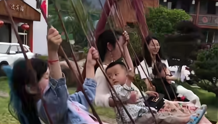 郭威北海舅舅首次露面,和郭威一个模子刻出来,网友直呼真像