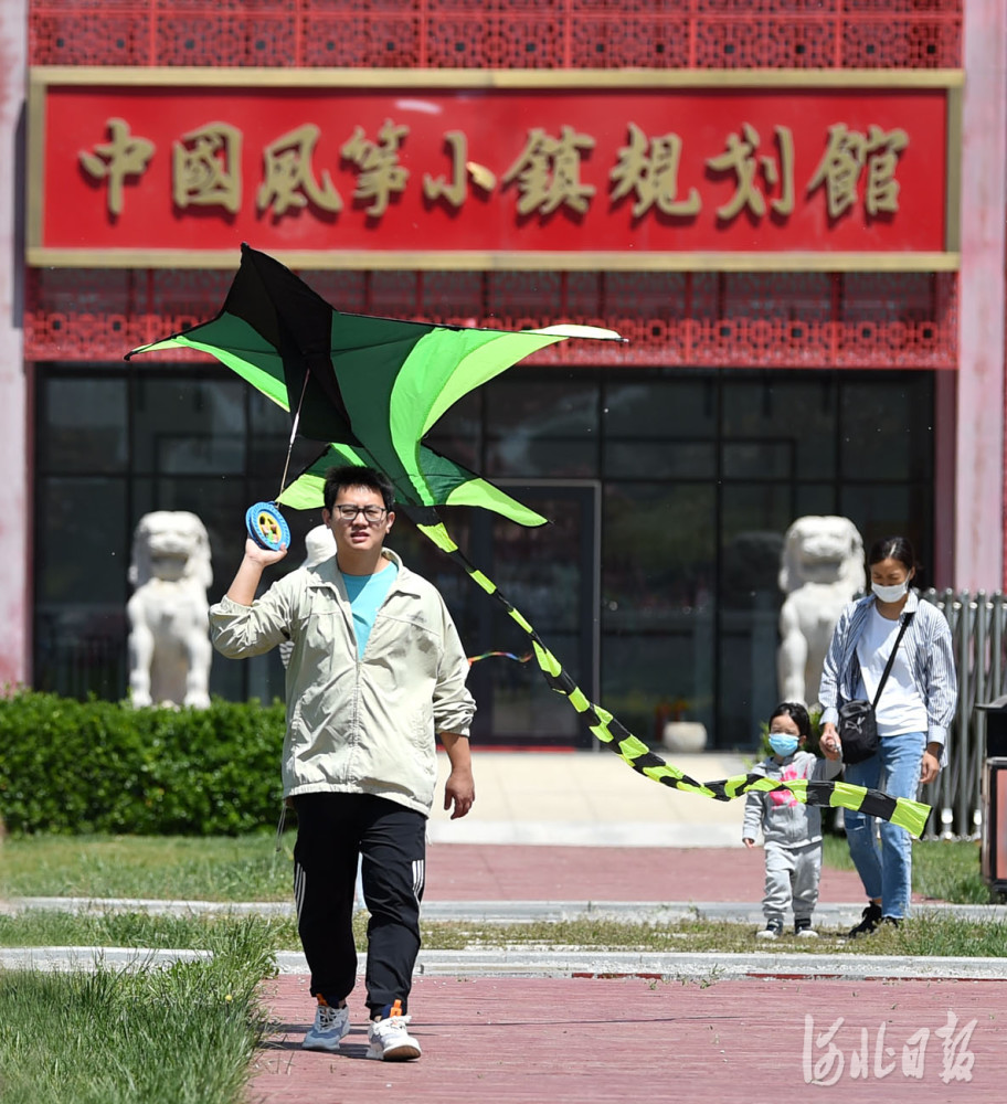 2021年5月5日,游客在河北省廊坊市第什里中国风筝小镇参观.