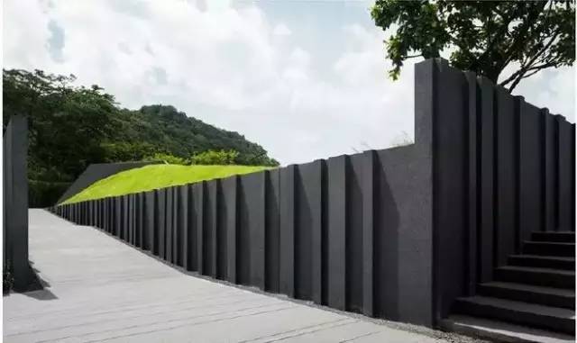 除了其结构功能,挡土墙还可用于美化园林景观, 挡土墙可直可曲,可滑