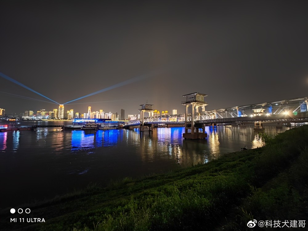 小米11 ultra夜景拍摄实测:夜游武汉江滩,第一次喝茶颜悦色