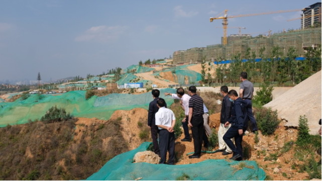 云南昆明“环湖开发”与湖争地，大量房产项目侵占滇池保护区_腾讯新闻