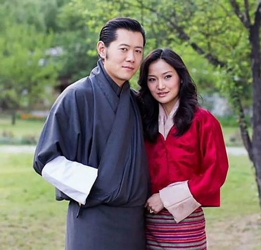 30岁不丹王后夏日清凉,穿夹脚凉鞋配长裙,涂上大红指甲油美呆了