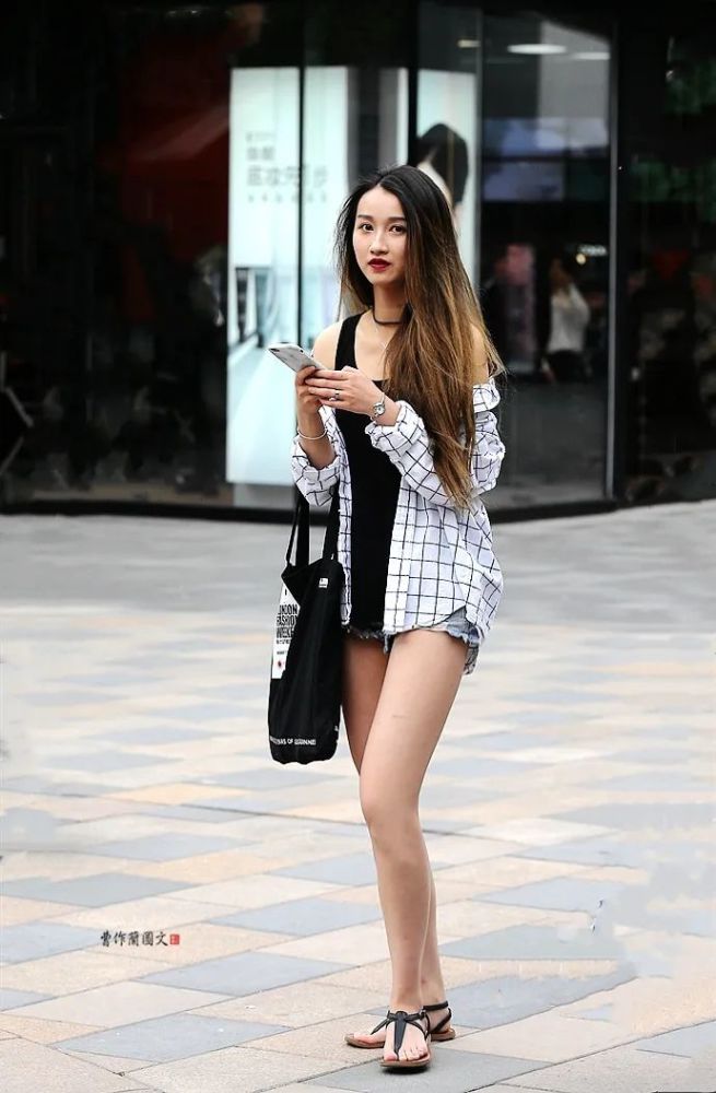 街拍:人字拖美女,展示亮眼足下风情