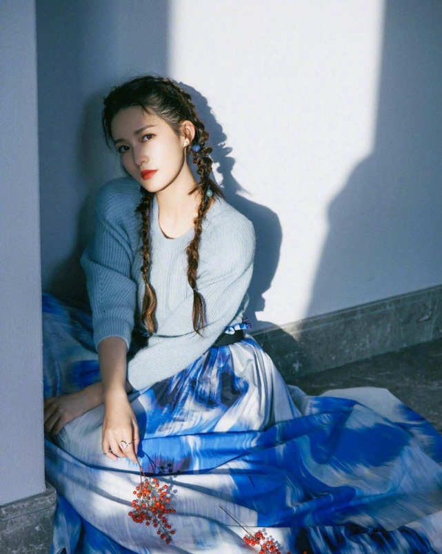 服了李沁的"优雅少女感",麻花辫配文艺风长裙,宛如画中人