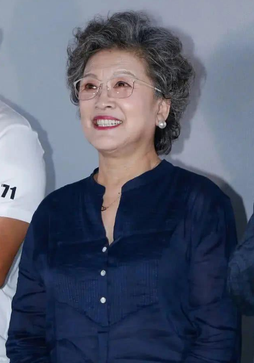 国家一级演员宋春丽:曾为拍戏终生未育,在61岁奶奶的年纪当了妈