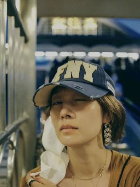 44岁马伊琍近照状态超在线,素颜出行无惧满脸油光,与前夫文章对比明显